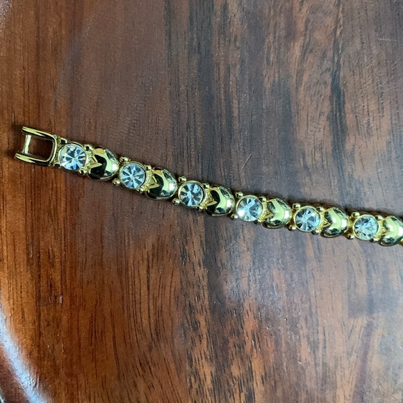 Gold tone rhinestone heart bracelet - Picture 4 of 6